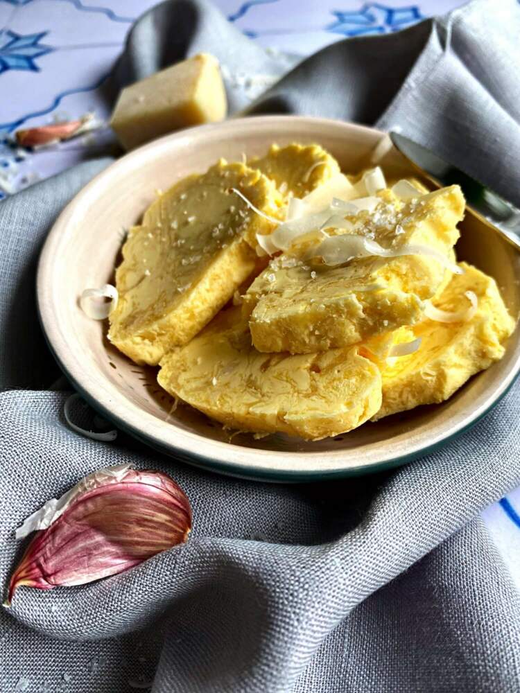 Confierte Knoblauch-Parmesan-Butter - Einfaches Rezept Confierte Knoblauch-Parmesan-Butter - Einfaches Rezept