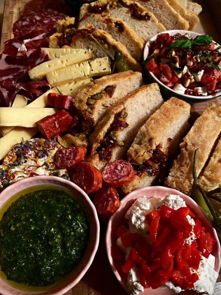 Leckere Focaccia mit Tomate und Oliven - 45 Minuten im Ofen