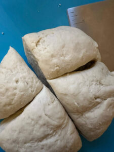 Momos - tibetanische Teigtaschen mit Rind Teig vierteln