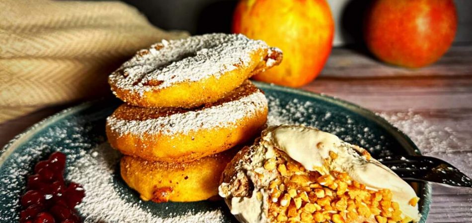 Apfelkücherl mit Puderzucker